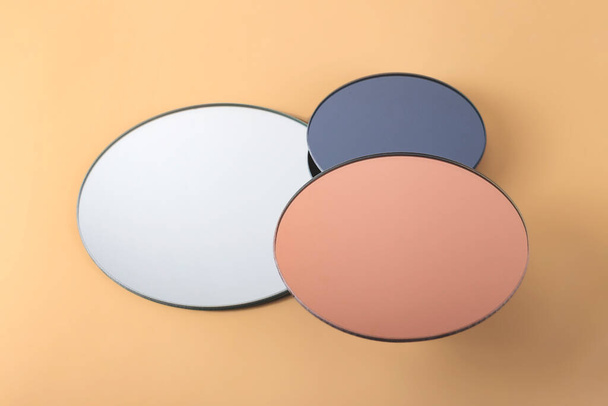 Три круглих стенди для об'єктів з дзеркальними поверхнями
 - Фото, зображення