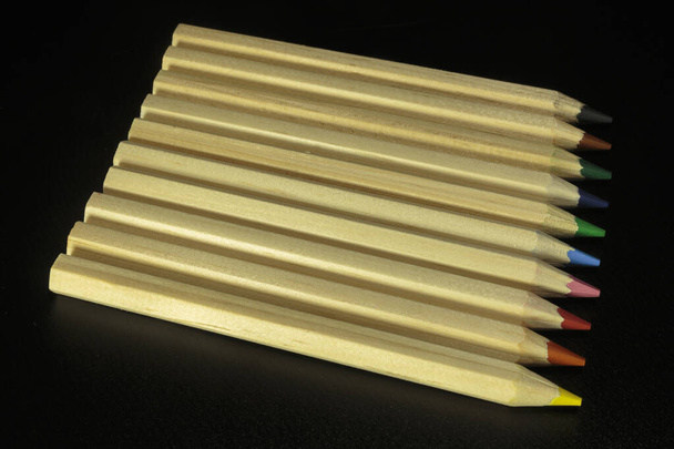 Lápices ordinarios coloridos de madera aislados sobre un fondo oscuro. Equipo de educación - Foto, Imagen
