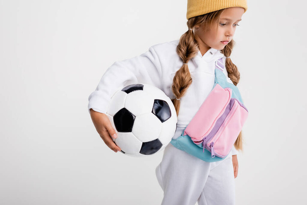 chica rubia en ropa deportiva con pelota de fútbol aislado en blanco - Foto, imagen