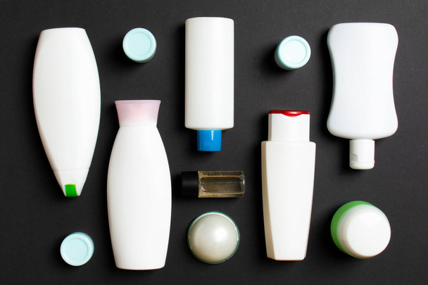 Ryhmä muovi korinhoito pullo Flat lay koostumus kosmeettisia valmisteita värillinen tausta tyhjä tila sinulle suunnittelu. Joukko valkoinen kosmeettisia kontteja, ylhäältä katsella kopioi tilaa. - Valokuva, kuva