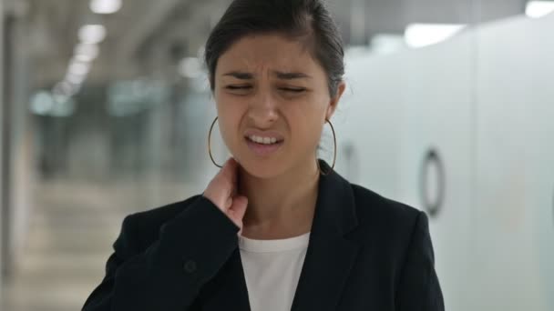 Portrait de la jeune femme d'affaires indienne stressée ayant mal au cou  - Séquence, vidéo