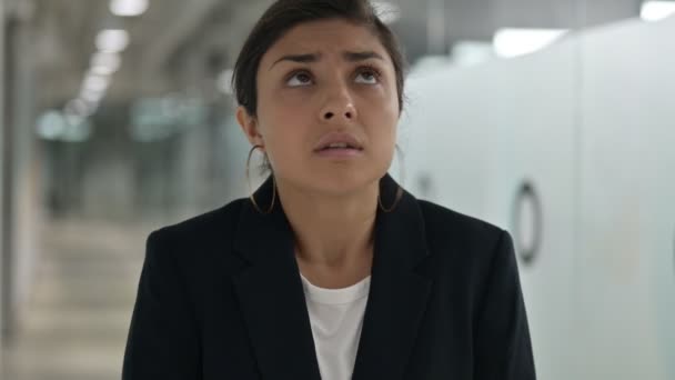 Portret przerażonej młodej indyjskiej bizneswoman Feeling Scared  - Materiał filmowy, wideo