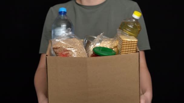 Dobrovolník dává jídlo do dárcovské krabice. Charitativní koncept - Záběry, video