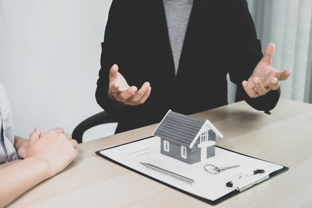 O agente imobiliário explica o contrato de negócios, aluguel, compra, hipoteca, um empréstimo, ou seguro de casa para as mulheres comprador. - Foto, Imagem