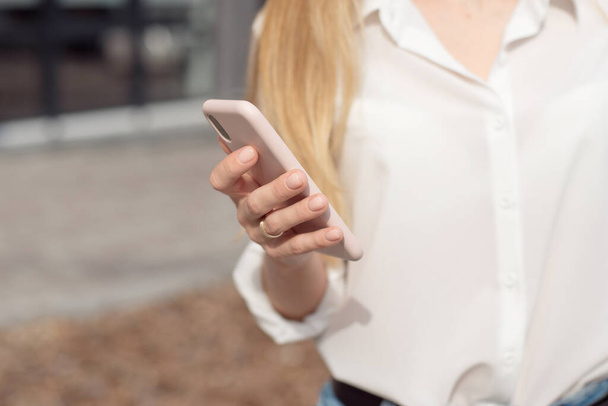 Close-up of women's hands holding cell telephone, young girl watching video on mobile phone during coffee break. - Foto, Bild
