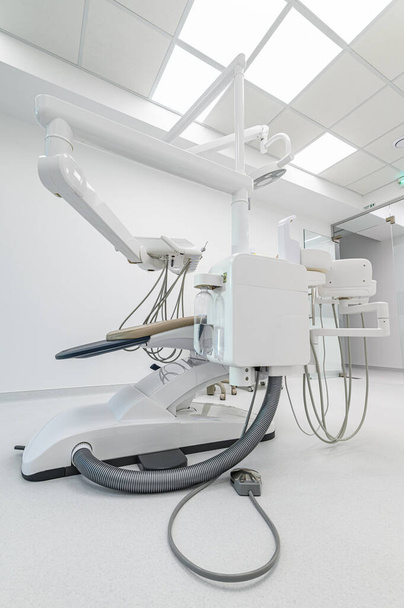 Intérieur de la salle de chirurgie dentaire avec équipement spécial - Photo, image