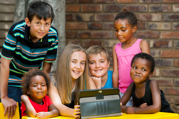 Un mucchio di bambini che giocano su tablet
. - Foto, immagini