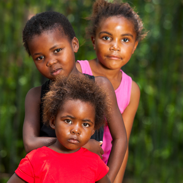 portret afrykańskich dzieci na zewnątrz. - Zdjęcie, obraz