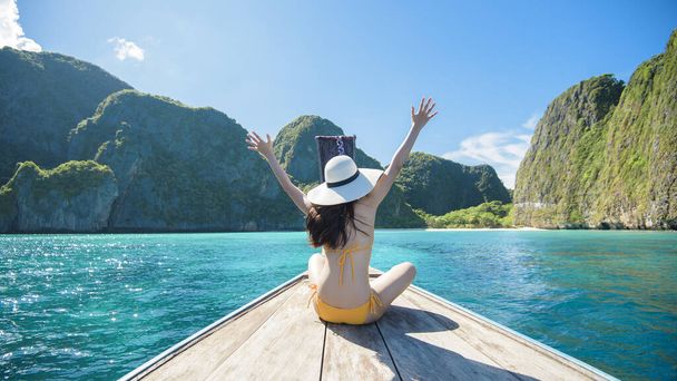 View of woman in swimsuit enjoying on thai traditional longtail Boat over beautiful mountain and ocean, Phi phi Islands, Thailand - Foto, immagini