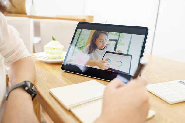 Aziatisch vrouw van 30-35 jaar met behulp van tablet, kijken naar les online cursus communiceren door middel van conferentie video oproep van thuis, e-learning onderwijs concept - Foto, afbeelding
