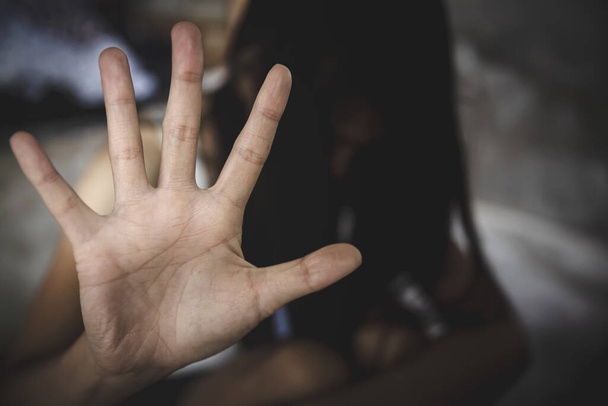 Frauen heben die Hände gegen Drogen, stoppen Gewalt gegen Frauen und Vergewaltigung. - Foto, Bild