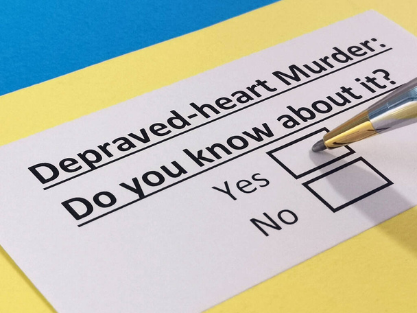 Una persona está respondiendo a una pregunta sobre un depravado asesinato cardíaco.. - Foto, imagen