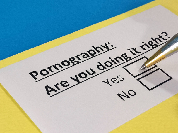 Eine Person beantwortet Fragen zu Pornografie. - Foto, Bild