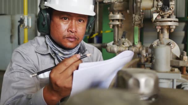 A man working at the factory - Footage, Video