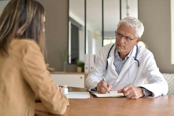 Doctor attending patient in office - Photo, Image