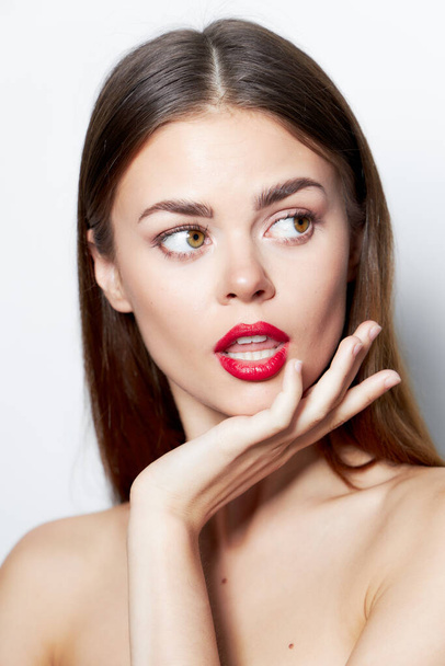 Vrouw portret heldere huid Rode lippen open mond blik zijwaarts  - Foto, afbeelding