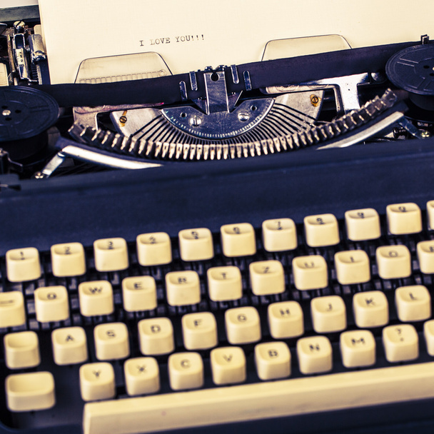 Papier in Schreibmaschine - Foto, Bild