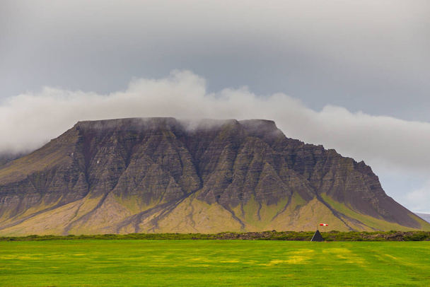 Kilátás a hegyre és a kis repülőtér Snaefellsnesvegur út, Snaefellsnes-félsziget, Nyugat-Izland. - Fotó, kép