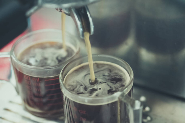 Espresso double shot fabriqué à partir d'une machine dans un café local. - Photo, image