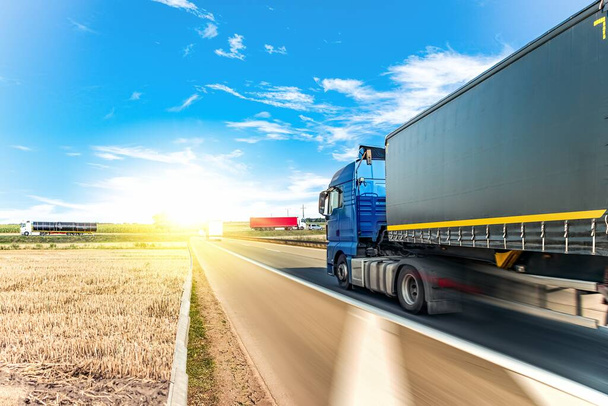 ruch samochodów ciężarowych na drogach towarowych Europy - Zdjęcie, obraz