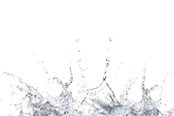 Espalhamento de água sobre um fundo branco O conceito de refrescante - Foto, Imagem
