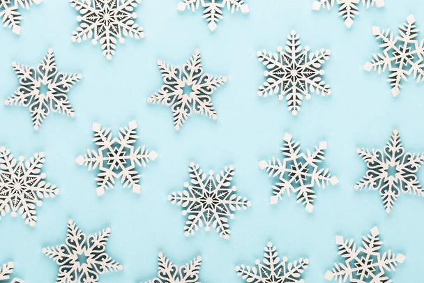 Christmas background. White snow decorations on a pink background. - Foto, Imagem