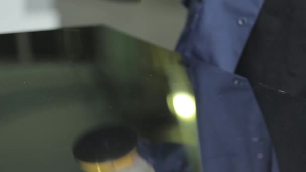 profesjonalny pracownik nakłada ssania na dużą blachę aluminiową - Materiał filmowy, wideo