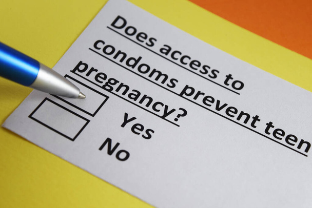 Une personne répond à la question sur la prévention de la grossesse chez les adolescentes. - Photo, image