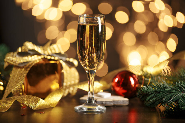 Noel ışıklarına karşı kurdele, mücevher ve şarap - Fotoğraf, Görsel