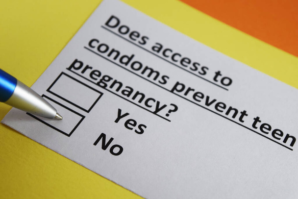 Une personne répond à la question sur la prévention de la grossesse chez les adolescentes. - Photo, image