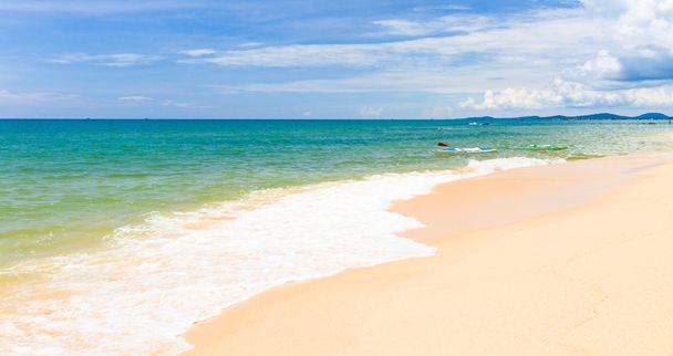 フーコックのドゥオドン、ベトナムの近くでカヌーと砂のビーチ - 写真・画像