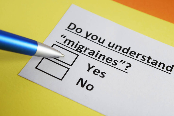 Jedna osoba odpovídá na otázku ohledně migrén. - Fotografie, Obrázek