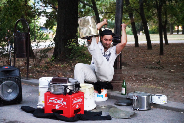 Warna, Bułgaria - 06 września 2020: uliczny perkusista grający w parku improwizowanymi środkami - Zdjęcie, obraz