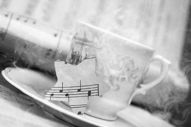 Біла чашка кави з парою і музичною запискою так близько
 - Фото, зображення