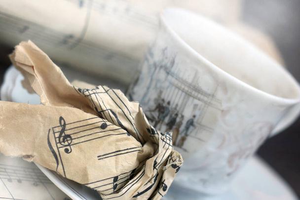 Белая чашка кофе с паром и музыкальная нота так близко - Фото, изображение