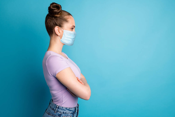 Profile side view portrait of her she nice attractive healthy girl wearing safety gauze mask folded arms stop influenza risk group copy space isolated bright vivid vibrant blue color background - Foto, Imagen
