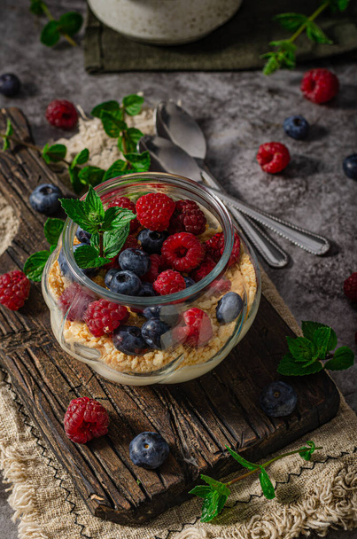 Vanilla panna cotta with berries and crunchy cookies - Zdjęcie, obraz