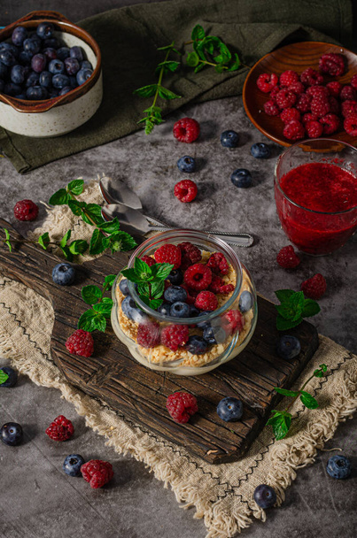 Vanilla panna cotta with berries and crunchy cookies - Zdjęcie, obraz