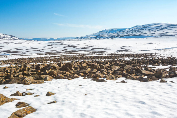 Putorana Platosu 'nda kayalar ve kar. Taimyr. Rusya, Krasnoyarsk bölgesi - Fotoğraf, Görsel