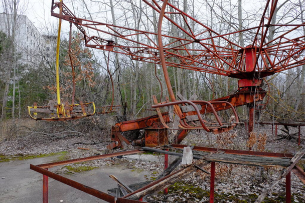 Um velho carrossel partido na cidade abandonada de Pripyat. Parque de diversões abandonado. - Foto, Imagem