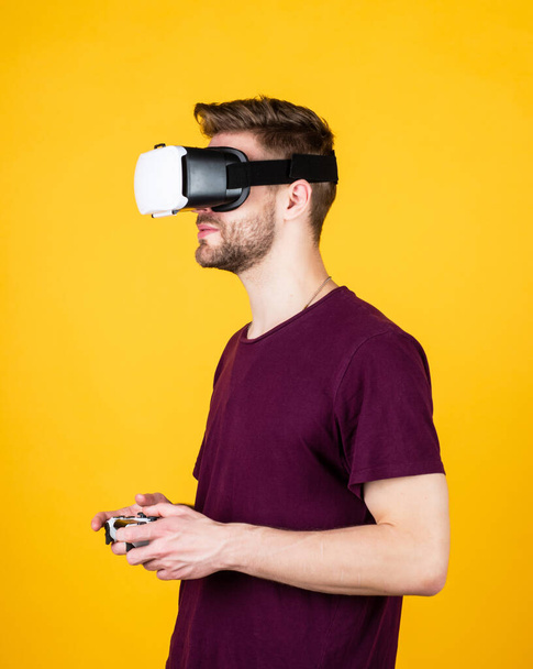 Testing new technologies. man with glasses of virtual reality. Future technology. guy getting experience using VR-headset glasses. man in virtual reality goggles. game console using with VR headset - Foto, Bild