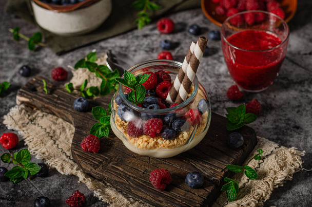 Vanilla panna cotta with berries and crunchy cookies - Fotó, kép