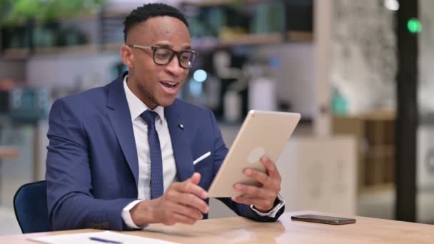 Homme d'affaires africain professionnel faisant appel vidéo sur tablette - Séquence, vidéo