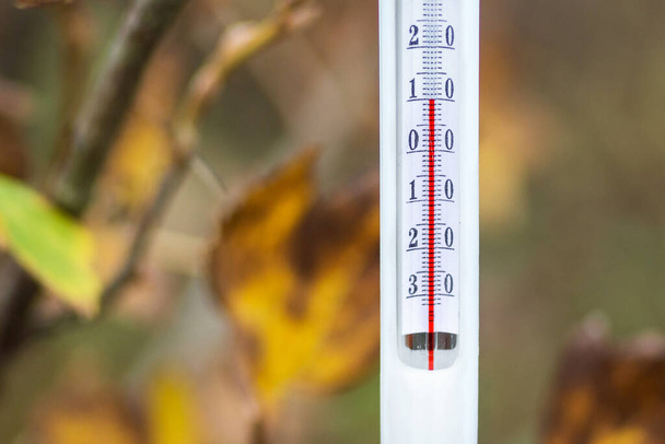 Teploměr na podzimním rozmazaném pozadí ukazuje 10 stupňů tepla. Podzimní teplota - Fotografie, Obrázek