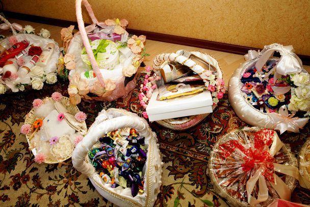 Свадебные подарки, сладости, различные сладости и атрибуты восточных, турецких, кавказских и азербайджанских свадеб - Фото, изображение