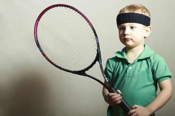 Boy.Little sportowca, grać w tenisa. Sport dzieci. dziecko z rakieta tenisowa - Zdjęcie, obraz