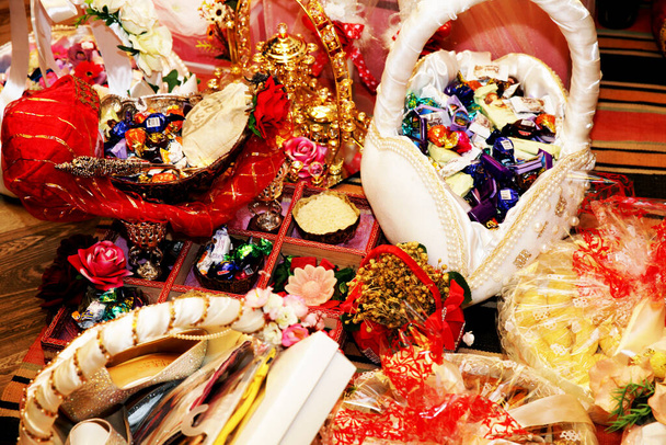 Свадебные подарки, сладости, различные сладости и атрибуты восточных, турецких, кавказских и азербайджанских свадеб - Фото, изображение