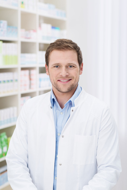 uśmiechający się przystojny mężczyzna farmaceuty - Zdjęcie, obraz