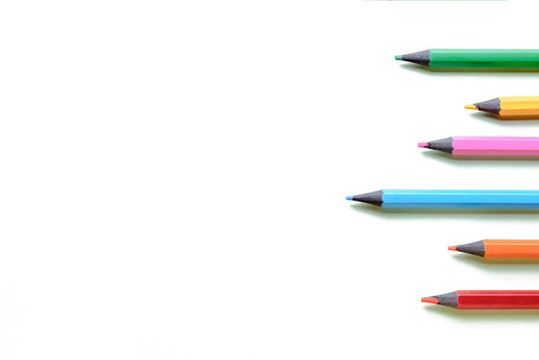 Barevné tužky na bílém izolovaném pozadí.Příprava na školu.Kresba barevnými tužkami v hodinách výtvarného umění. - Fotografie, Obrázek