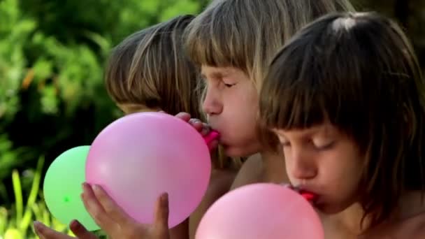 Boys inflates the balloons - Footage, Video